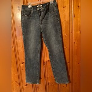 Size 31 length 30” long Women’s Levi 505 straight Excellent condition